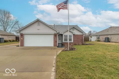 1005 Honeysuckle Ct, Mooresville, IN 46158