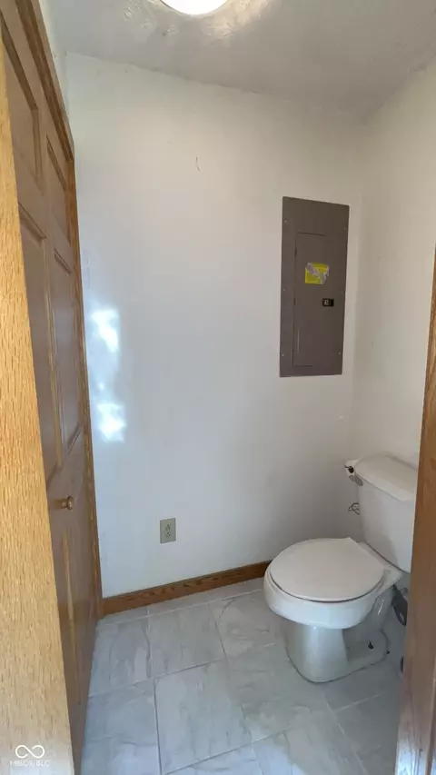 Bath - 10517 N Barnard Rd, Pendleton, IN 46064 photo 3 of 4