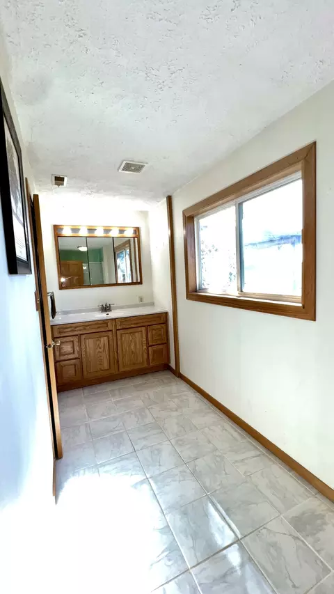 Bath - 10517 N Barnard Rd, Pendleton, IN 46064 photo 1 of 4