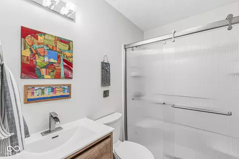 Bath - 5802 White Lick Ct, Plainfield, IN 46168 photo 3 of 3
