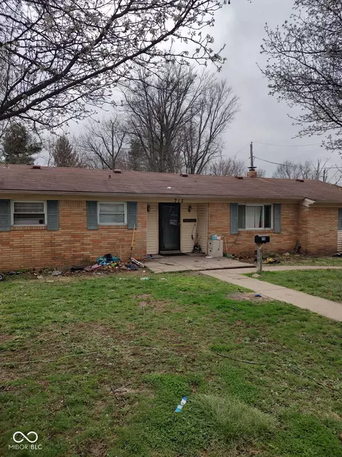 715 E 10th St, Rushville, IN 46173