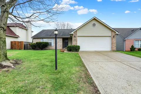 854 Queensgate Dr, Greenwood, IN 46143