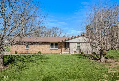 5206 E Homestead Dr, Columbus, IN 47201