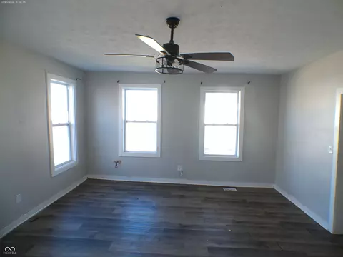 Living - 531 Jackson St, Hope, IN 47246 photo 1 of 2