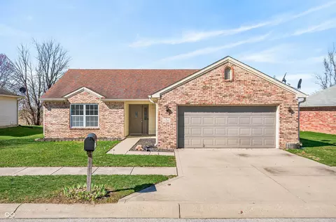 34 Clear Spring Ln, Trafalgar, IN 46181