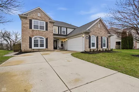 1035 Heatherwood Dr, Greenwood, IN 46143