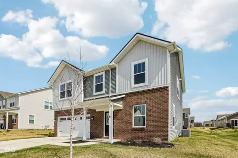 2221 Boxwood Dr, Greenfield, IN 46140