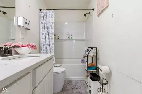 Bath - 6809 Bryant Pl, Plainfield, IN 46168 photo 2 of 3