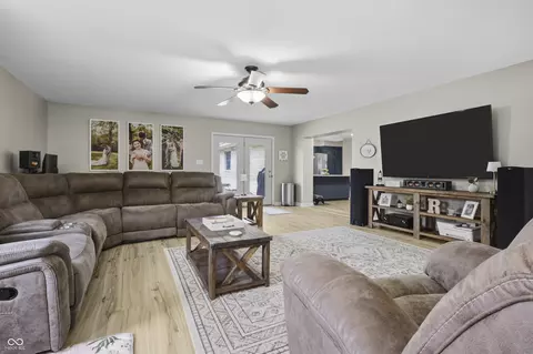 Living - 3022 Beech Dr, Columbus, IN 47203 photo 4 of 4