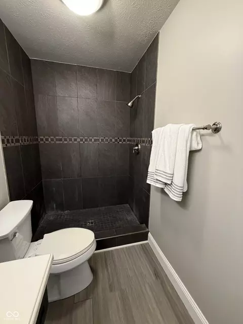 Bath - 428 Southmore St, Plainfield, IN 46168 photo 2 of 6