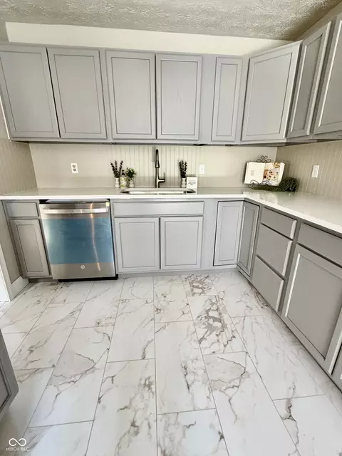 Kitchen - 428 Southmore St, Plainfield, IN 46168 photo 4 of 9