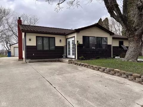 2 Walden Dr, Gas City, IN 46933