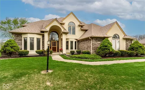 10304 Fallen Oak Dr, Indianapolis, IN 46239