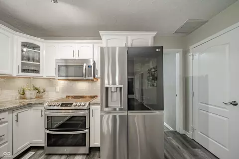 Kitchen - 6278 S Cabriolet Way, Pendleton, IN 46064 photo 4 of 5