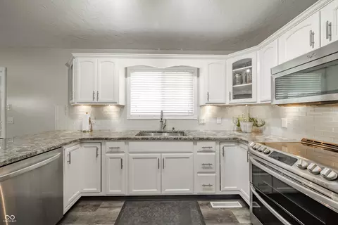 Kitchen - 6278 S Cabriolet Way, Pendleton, IN 46064 photo 2 of 5