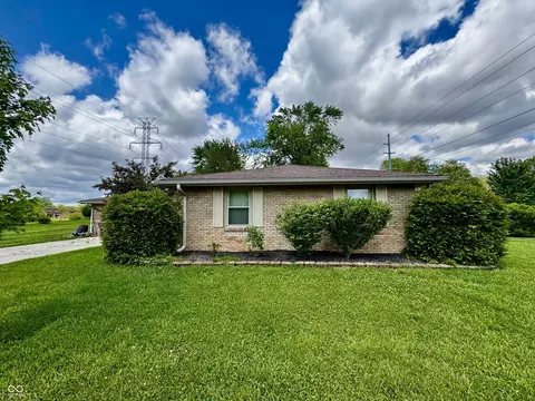 4860 Woodcrest Dr, Columbus, IN 47203