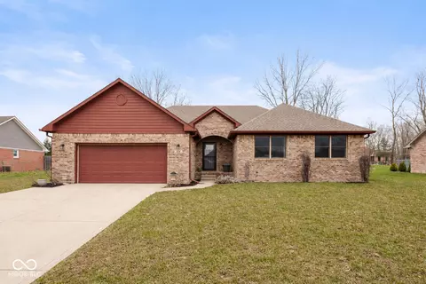 224 Woodland Pl, Pittsboro, IN 46167