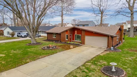 6604 Robinhood Dr, Anderson, IN 46013