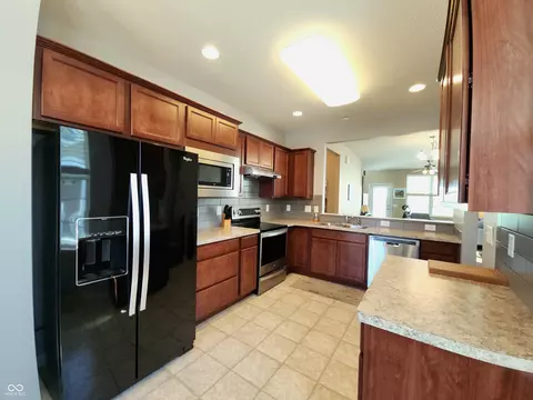 Kitchen - 5108 Silverbell Dr, Plainfield, IN 46168 photo 2 of 5