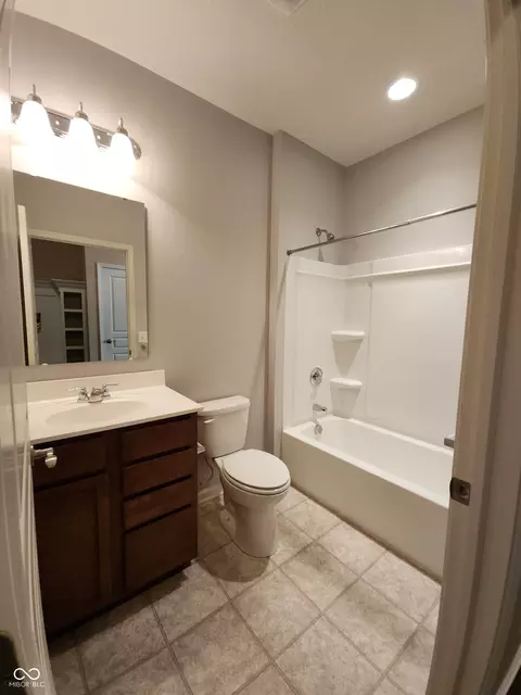 Bath - 5108 Silverbell Dr, Plainfield, IN 46168 photo 4 of 5