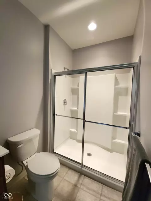 Bath - 5108 Silverbell Dr, Plainfield, IN 46168 photo 2 of 5