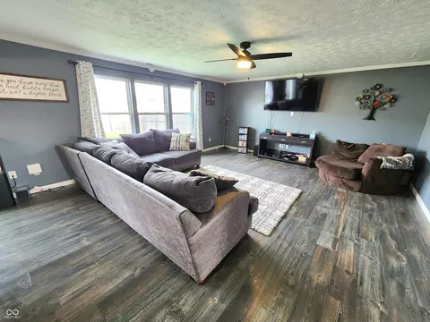 Living - 1606 Huntzinger Blvd, Pendleton, IN 46064 photo 2 of 2
