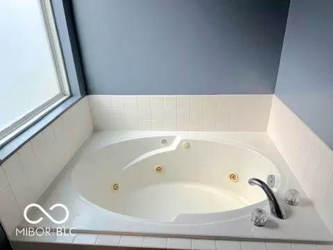 Bath - 1606 Huntzinger Blvd, Pendleton, IN 46064 photo 3 of 5