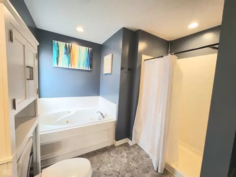 Bath - 1606 Huntzinger Blvd, Pendleton, IN 46064 photo 2 of 5