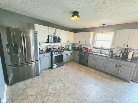Kitchen - 1606 Huntzinger Blvd, Pendleton, IN 46064 photo 2 of 3
