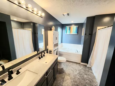 Bath - 1606 Huntzinger Blvd, Pendleton, IN 46064 photo 1 of 5
