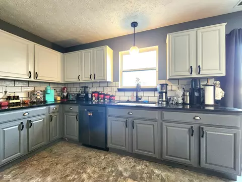 Kitchen - 1606 Huntzinger Blvd, Pendleton, IN 46064 photo 3 of 3