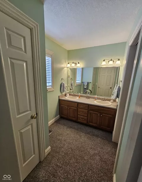 Bath - 408 Steeplechase Dr, Auburn, IN 46706 photo 1 of 6