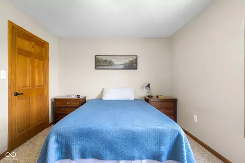 Bedroom - 7351 S Artesian Ct, Columbus, IN 47201 photo 6 of 10