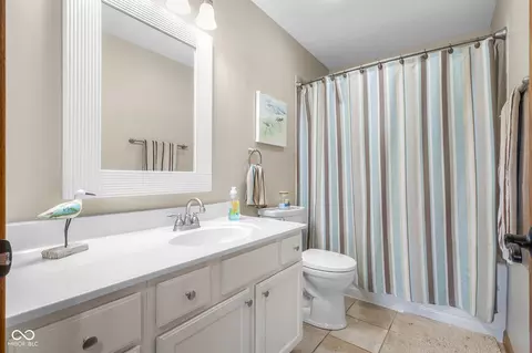 Bath - 7351 S Artesian Ct, Columbus, IN 47201 photo 5 of 6