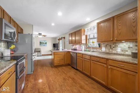 Kitchen - 7351 S Artesian Ct, Columbus, IN 47201 photo 2 of 4