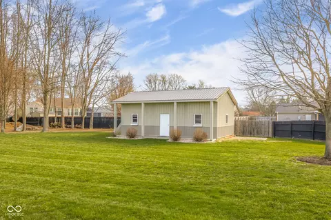 Exterior - 7351 S Artesian Ct, Columbus, IN 47201 photo 10 of 14
