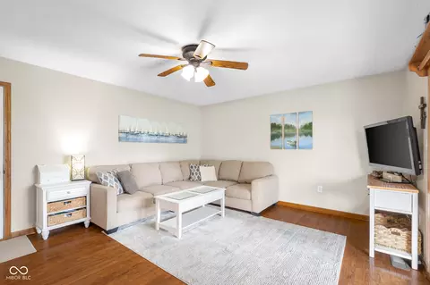 Living - 7351 S Artesian Ct, Columbus, IN 47201 photo 3 of 4