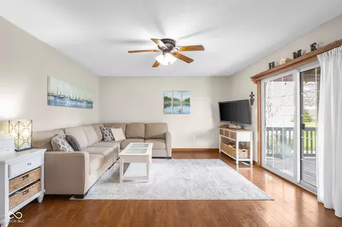 Living - 7351 S Artesian Ct, Columbus, IN 47201 photo 2 of 4