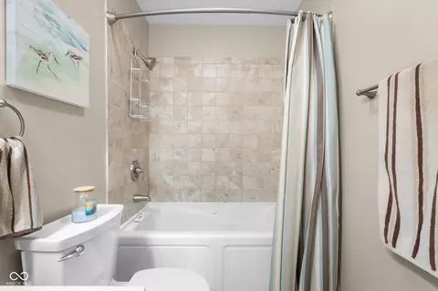 Bath - 7351 S Artesian Ct, Columbus, IN 47201 photo 6 of 6