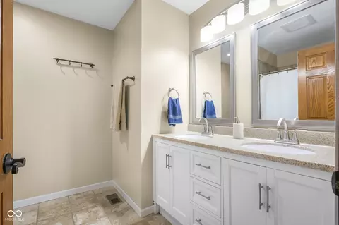 Bath - 7351 S Artesian Ct, Columbus, IN 47201 photo 1 of 6