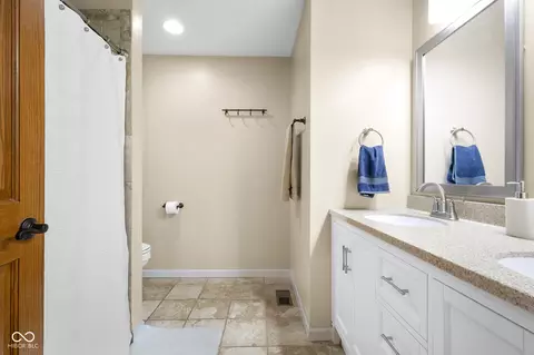 Bath - 7351 S Artesian Ct, Columbus, IN 47201 photo 2 of 6