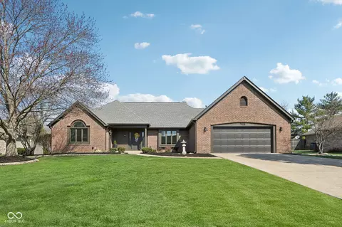 7378 W Creekside Dr, New Palestine, IN 46163