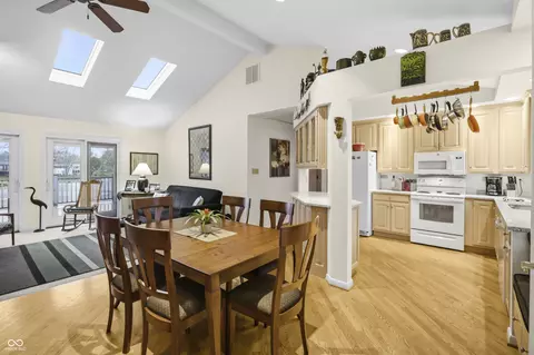 Dining - 301 Flatrock Dr, Columbus, IN 47201 photo 3 of 4