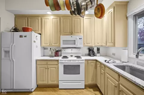 Kitchen - 301 Flatrock Dr, Columbus, IN 47201 photo 2 of 4