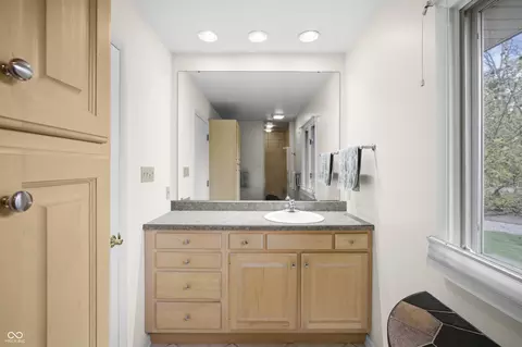 Bath - 301 Flatrock Dr, Columbus, IN 47201 photo 4 of 6