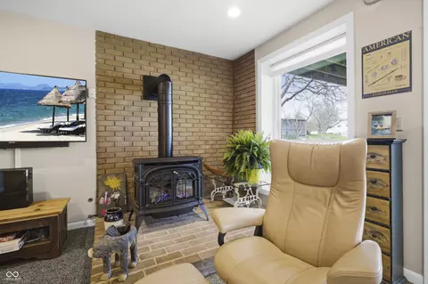 Living - 301 Flatrock Dr, Columbus, IN 47201 photo 4 of 5