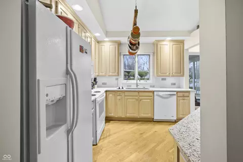 Kitchen - 301 Flatrock Dr, Columbus, IN 47201 photo 3 of 4