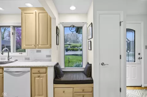 Entry Way - 301 Flatrock Dr, Columbus, IN 47201 photo 2 of 5