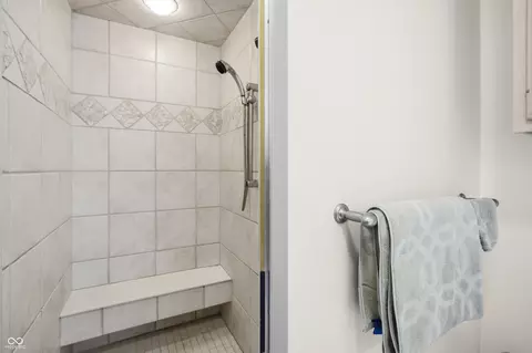 Bath - 301 Flatrock Dr, Columbus, IN 47201 photo 3 of 6