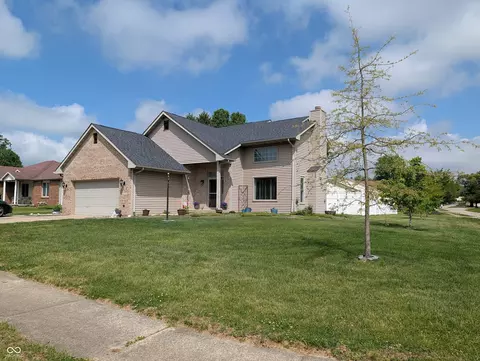 4726 Fox Ridge Ct, Columbus, IN 47203